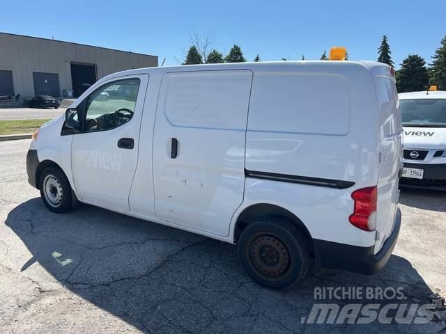 Nissan NV200 شاحنة مقفلة