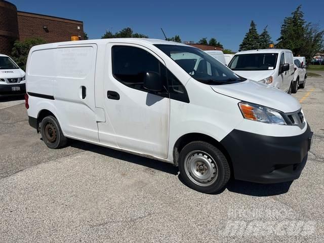 Nissan NV200 شاحنة مقفلة
