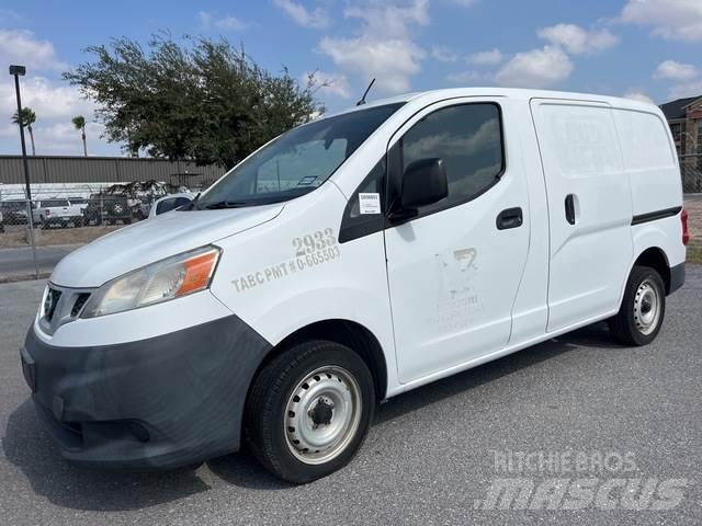 Nissan NV200 شاحنة مقفلة