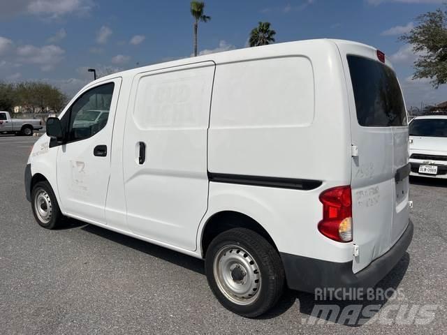 Nissan NV200 شاحنة مقفلة