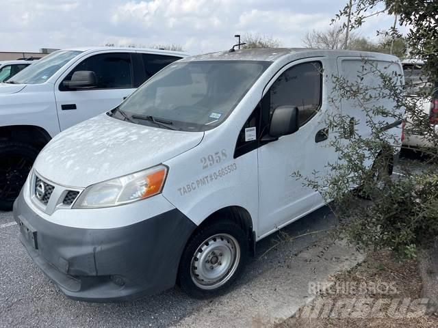 Nissan NV200 شاحنة مقفلة