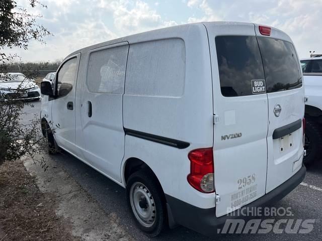 Nissan NV200 شاحنة مقفلة