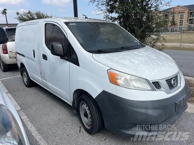 Nissan NV200 شاحنة مقفلة