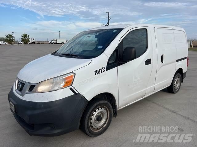 Nissan NV200 شاحنة مقفلة