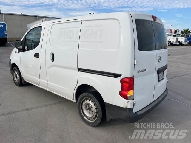 Nissan NV200 شاحنة مقفلة