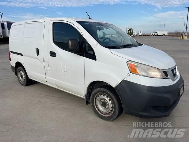 Nissan NV200 شاحنة مقفلة