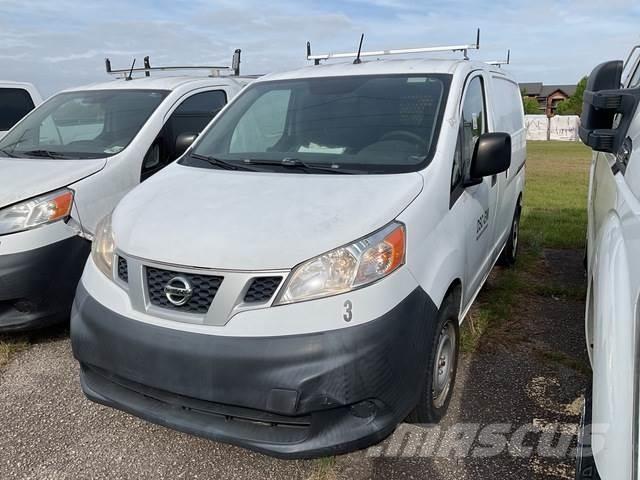 Nissan NV200 شاحنة مقفلة