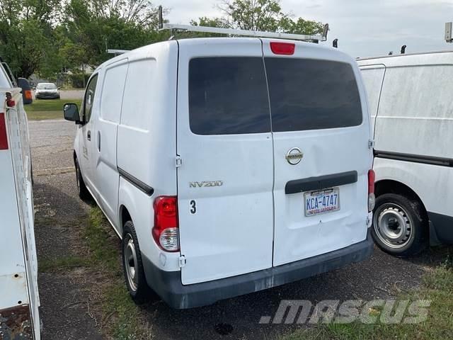 Nissan NV200 شاحنة مقفلة