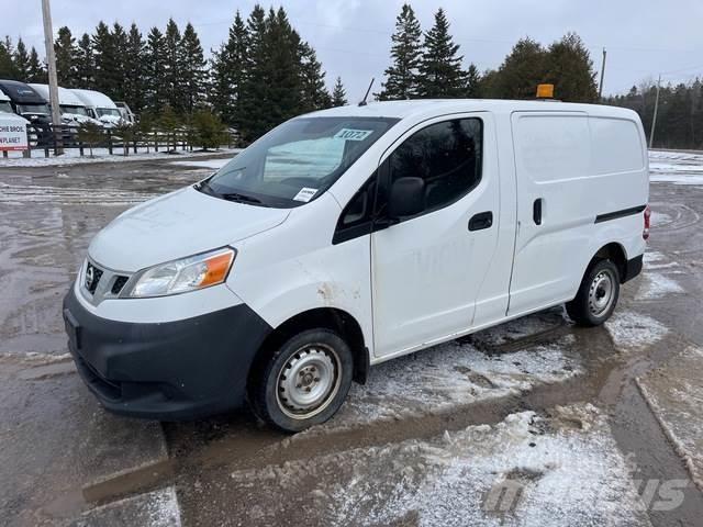 Nissan NV200 شاحنة مقفلة