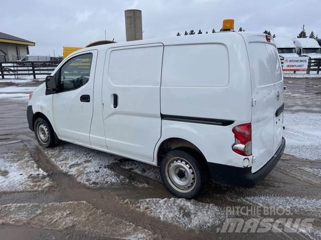 Nissan NV200 شاحنة مقفلة