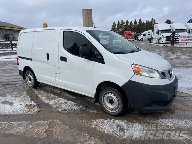 Nissan NV200 شاحنة مقفلة