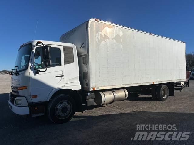 Nissan UD2600 شاحنات ذات هيكل صندوقي