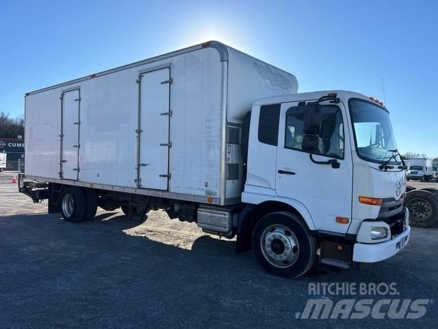 Nissan UD2600 شاحنات ذات هيكل صندوقي