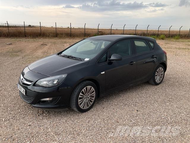 Opel Astra سيارات