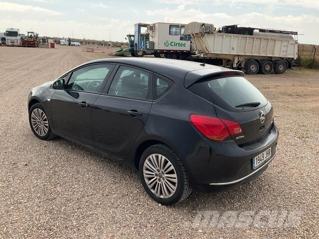 Opel Astra سيارات