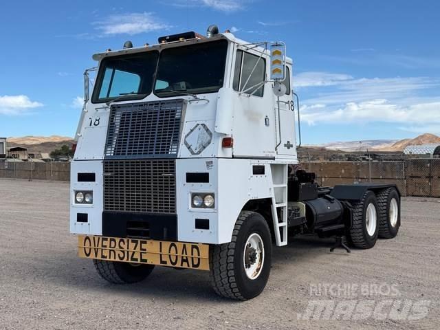 Oshkosh K-2358 كابينة والداخلية