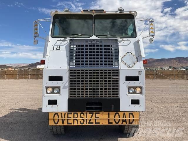 Oshkosh K-2358 كابينة والداخلية