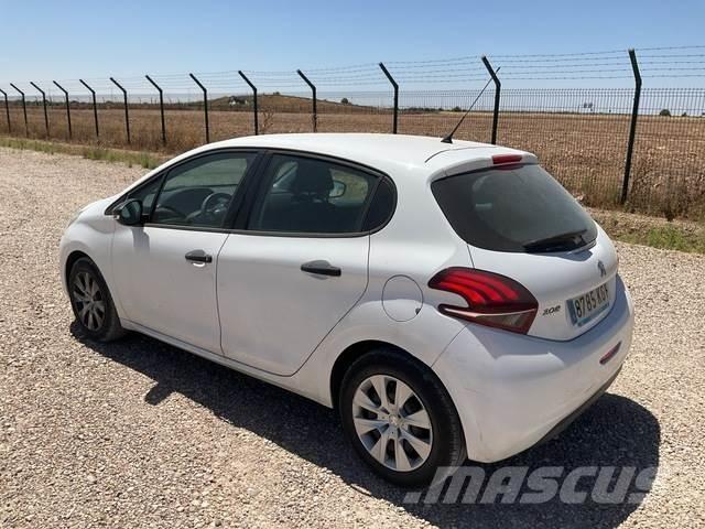 Peugeot 208 سيارات