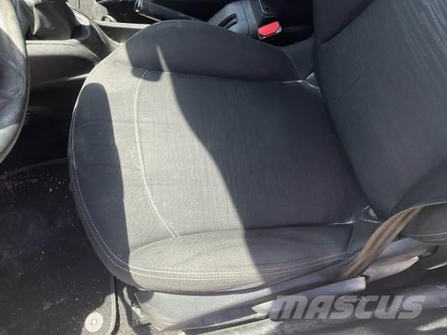 Peugeot 208 سيارات