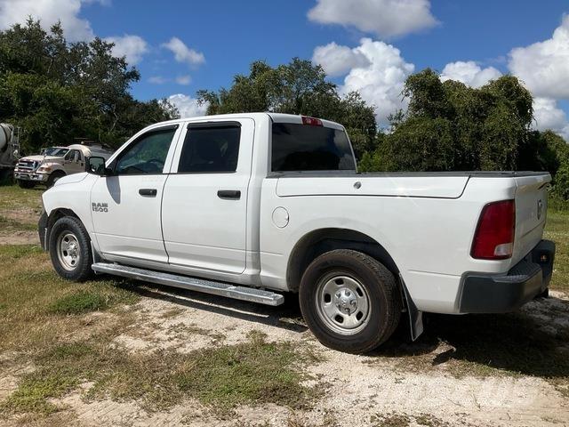 RAM 1500 شاحنات خفيفة/مفصلية الجوانب