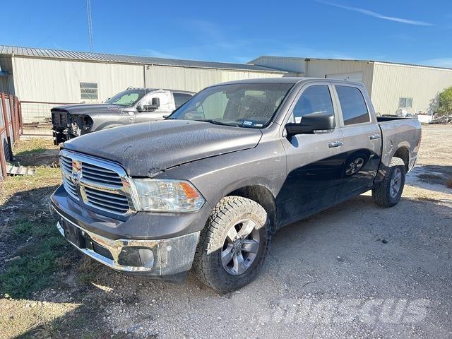 RAM 1500 شاحنات خفيفة/مفصلية الجوانب