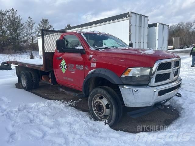 RAM 5500 شاحنات مسطحة/مفصلية الجوانب