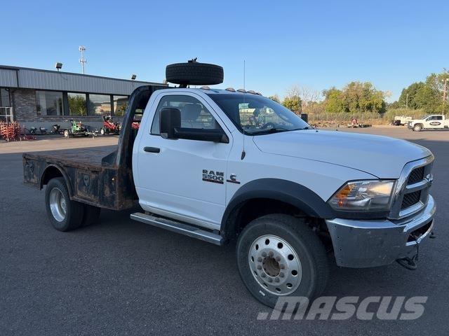 RAM 5500 شاحنات مسطحة/مفصلية الجوانب
