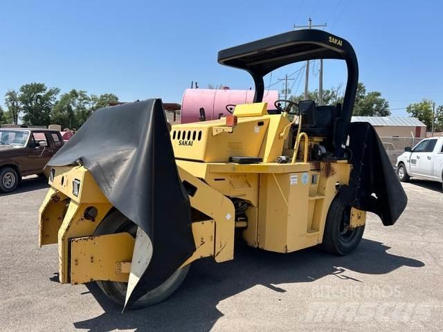 Sakai GW750 مداحل ذات إطارات هوائية