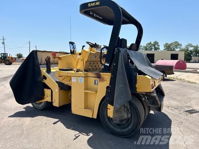 Sakai GW750 مداحل ذات إطارات هوائية