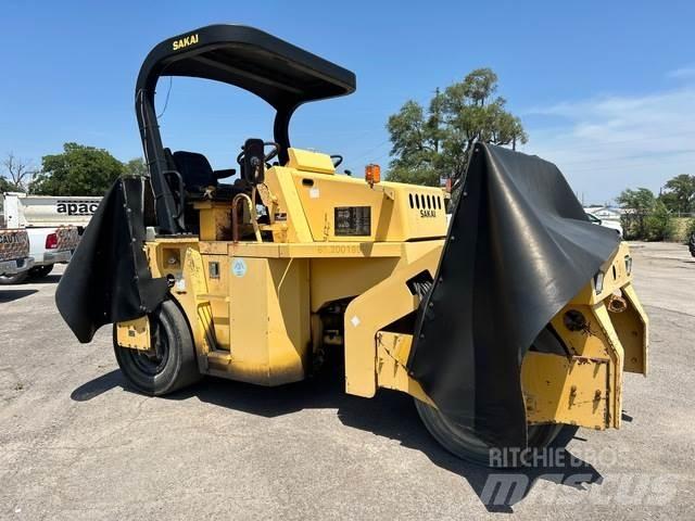 Sakai GW750 مداحل ذات إطارات هوائية