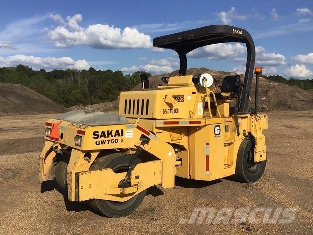 Sakai GW750-2 مداحل ذات إطارات هوائية