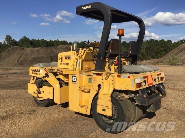 Sakai GW750-2 مداحل ذات إطارات هوائية