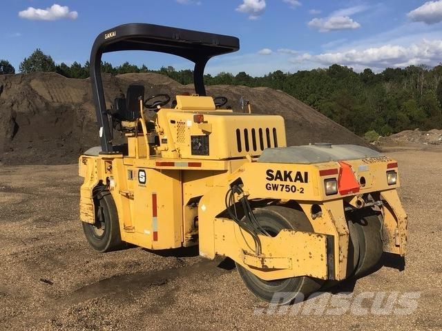 Sakai GW750-2 مداحل ذات إطارات هوائية