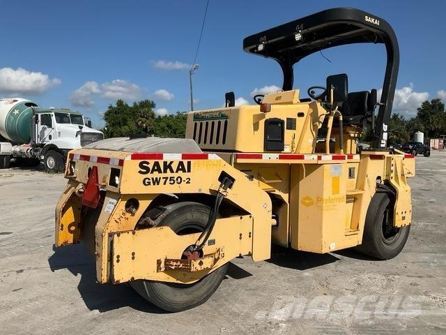 Sakai GW750-2 مداحل ذات إطارات هوائية