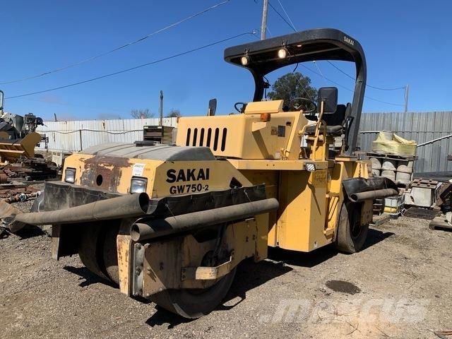 Sakai GW750-2 مداحل ذات إطارات هوائية