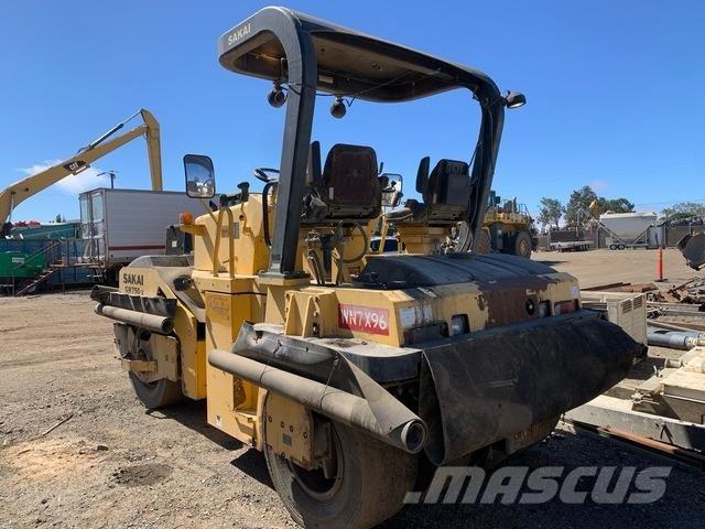 Sakai GW750-2 مداحل ذات إطارات هوائية