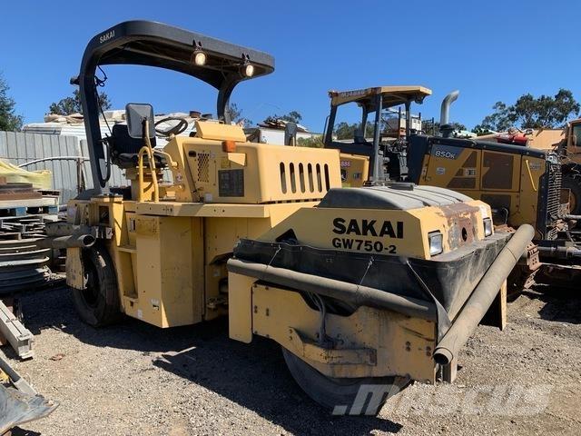 Sakai GW750-2 مداحل ذات إطارات هوائية