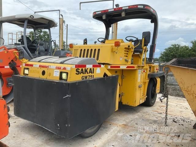 Sakai GW751 مداحل ذات إطارات هوائية