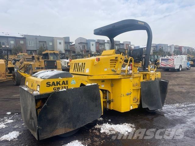 Sakai GW7512 مداحل ذات إطارات هوائية