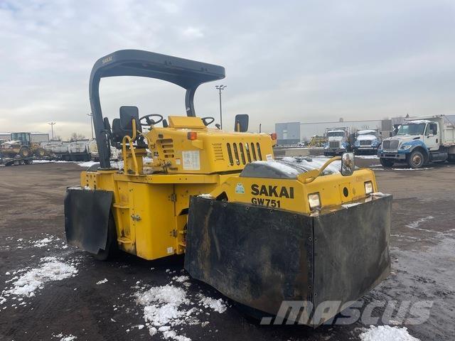 Sakai GW7512 مداحل ذات إطارات هوائية