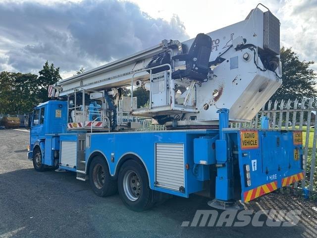 Scania P113ML المنصات الهوائية المثبتة على شاحنة