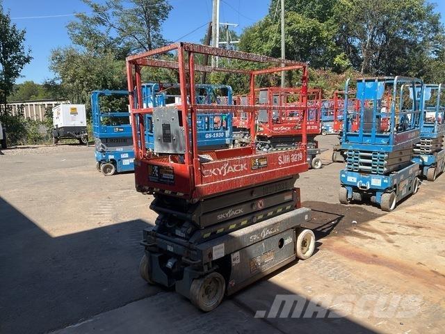 SkyJack 3219 رافعات مقصية الشكل