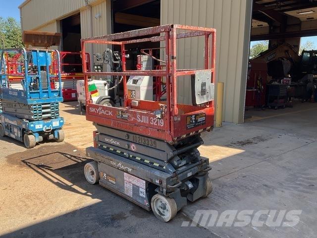 SkyJack 3219 رافعات مقصية الشكل