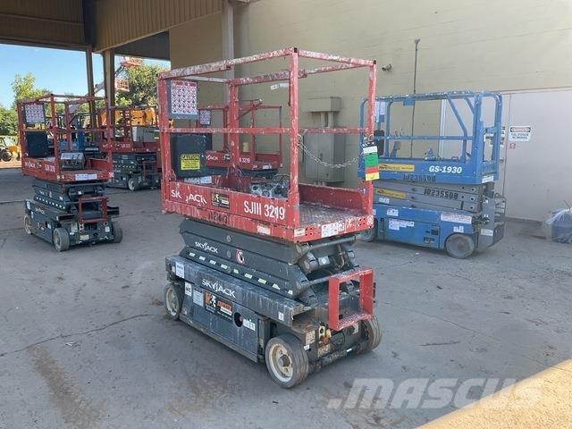 SkyJack 3219 رافعات مقصية الشكل
