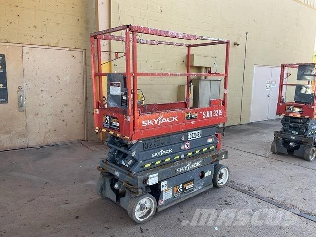 SkyJack 3219 رافعات مقصية الشكل