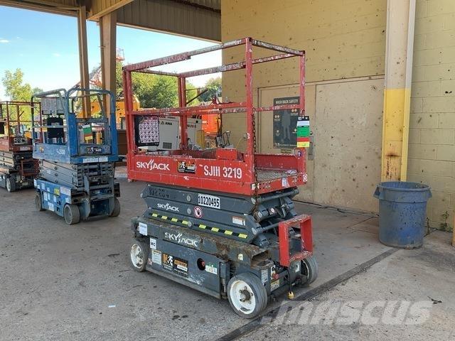 SkyJack 3219 رافعات مقصية الشكل
