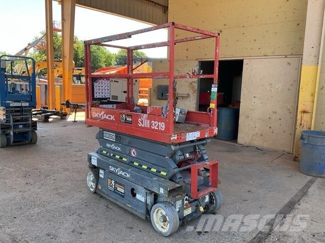 SkyJack 3219 رافعات مقصية الشكل