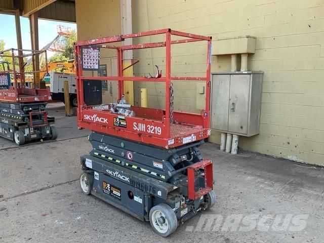 SkyJack 3219 رافعات مقصية الشكل