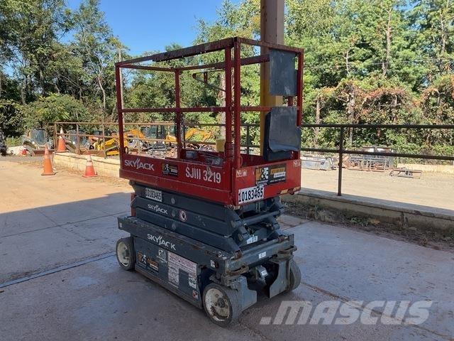 SkyJack 3219 رافعات مقصية الشكل