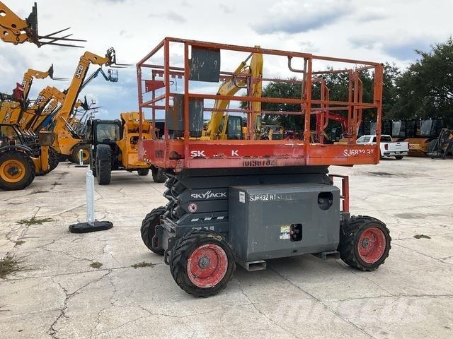 SkyJack 6832RT رافعات مقصية الشكل